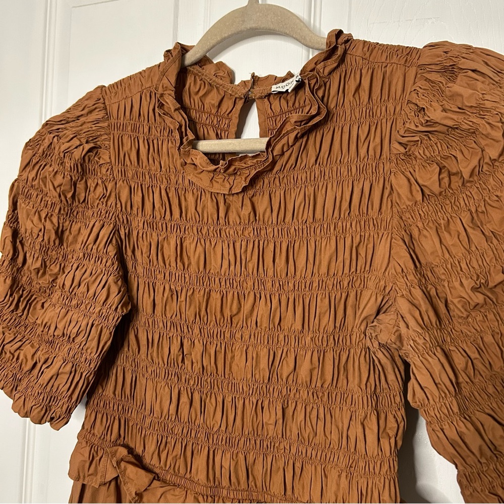 Moon River Exclusive Caramel Bubble Sleeve Smocked Midi Dress - Picture 5 of 13